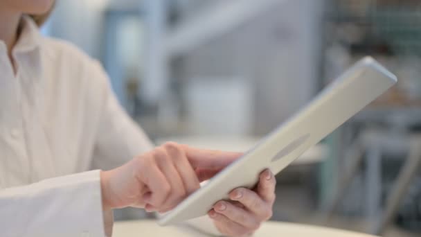 Vista lateral de la mujer escribiendo en la tableta, de cerca — Vídeos de Stock