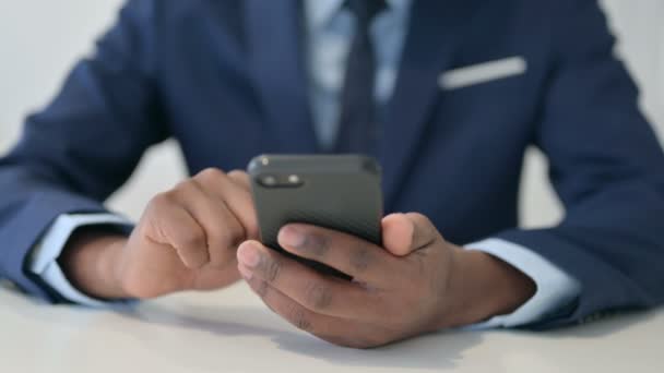 使用智能手机的非洲商人的手，关门 — 图库视频影像