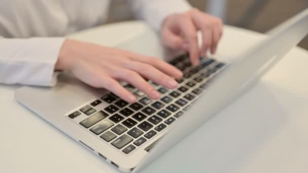 Mujer escribiendo en el teclado del ordenador portátil, vista superior — Vídeos de Stock
