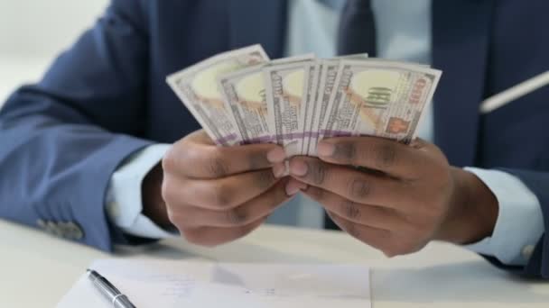 Mãos de Empresário Africano Contando Dólares, Close Up — Vídeo de Stock