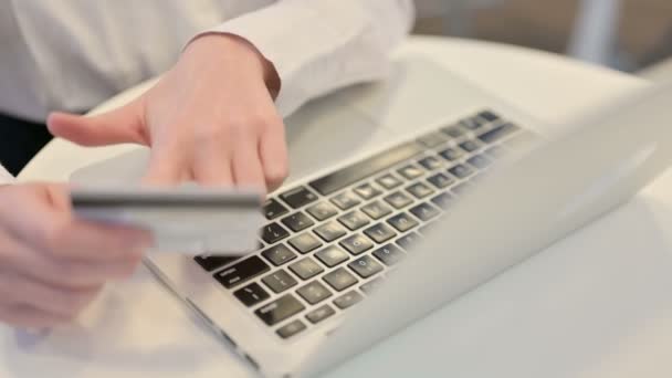 Zakupy online Płatność na laptopie przez młodą kobietę, zbliżenie — Wideo stockowe
