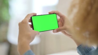 Yeşil Ekran ile Akıllı Telefon İzleyen Afrikalı Kadın, Mock Up