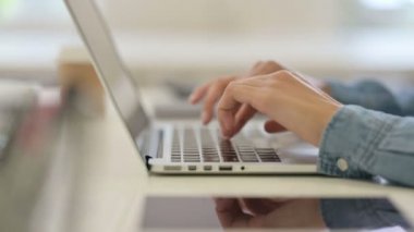 Laptop 'ta Yazan Afrikalı Kadın, Yan Görünüm