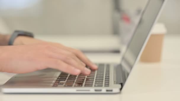 Primer plano de las manos masculinas escribiendo en el ordenador portátil, Vista lateral — Vídeos de Stock