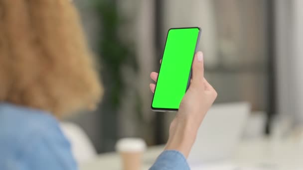 Afrikaanse vrouw met behulp van smartphone met groene scherm — Stockvideo