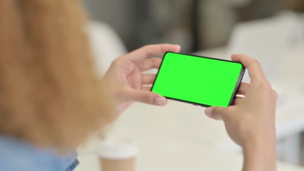 Donna africana guardando Smartphone con schermo chiave croma verde — Video Stock
