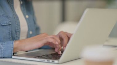 Yakından, dizüstü bilgisayarda yazan Afrikalı Kadın 