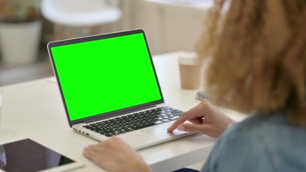 Femme africaine utilisant un ordinateur portable avec écran vert — Video