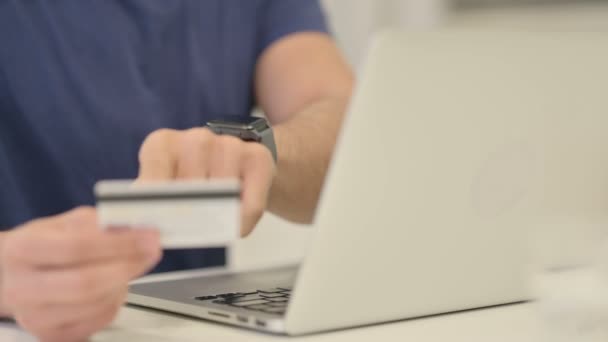 利用信用卡关闭在电脑上购物的男士们 — 图库视频影像