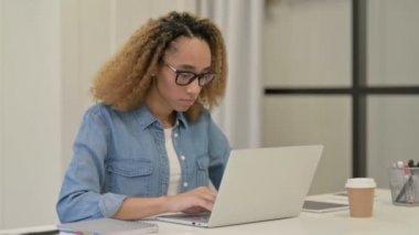 Ofisteki Dizüstü bilgisayarda çalışan Afrikalı Kadın 