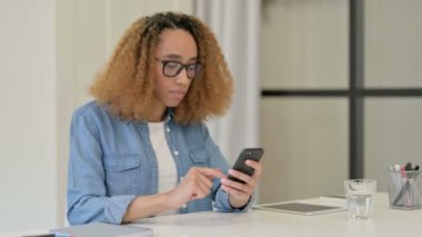 Akıllı Telefon 'da Başarılı Afrikalı Kadın Kutlaması