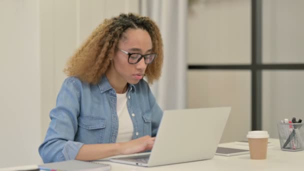 Pulgares abajo por mujer africana en el trabajo — Vídeos de Stock