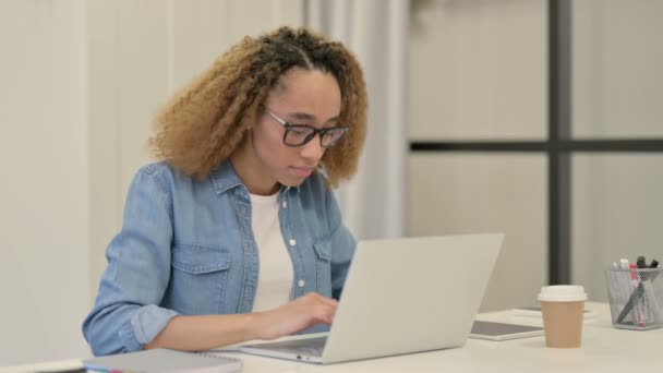 Keine Geste mit dem Finger von Afrikanerin bei der Arbeit — Stockvideo