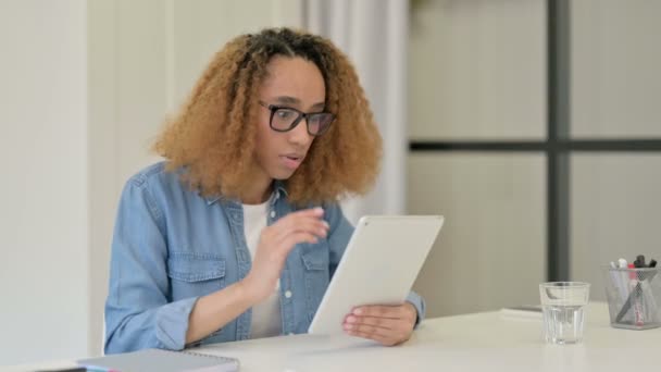 Zklamaná africká žena reagující na ztrátu na tabletu — Stock video