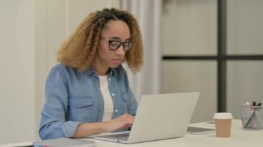 İşte dizüstü bilgisayar kullanırken öksüren Afrikalı Kadın 