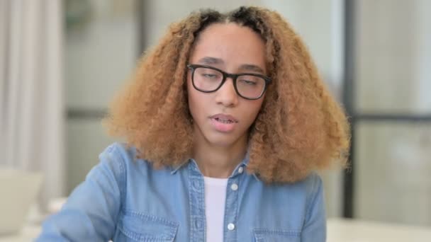 Portræt af tommelfingre ned gestus af ung afrikansk pige – Stock-video