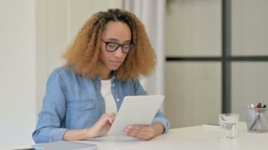 Başarılı Afrikalı Kadın Tablette Kutlama Yapıyor 