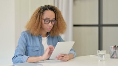 İş yerinde Tablet kullanan Çekici Afrikalı Kadın 