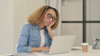 Dizüstü bilgisayarlı Afrikalı Kadın İşyerinde Şekerleme Yapıyor 