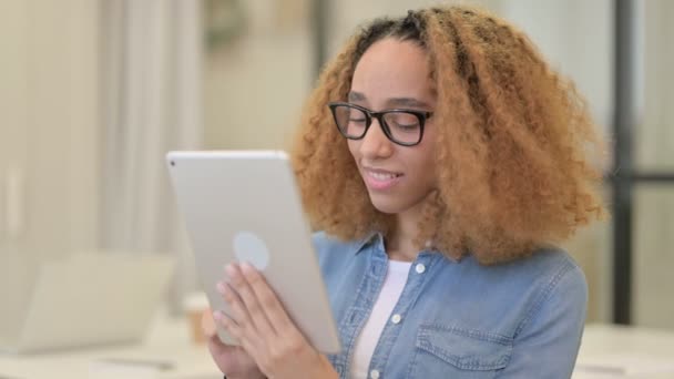 Портрет взволнованной африканской женщины, имеющей успех на планшете — стоковое видео