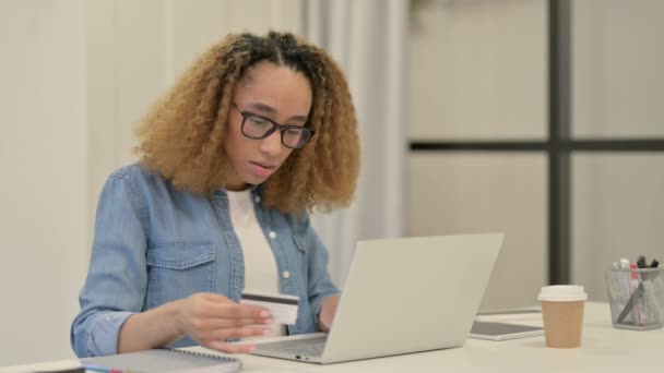 Shopping online di successo sul computer portatile da donna africana — Video Stock