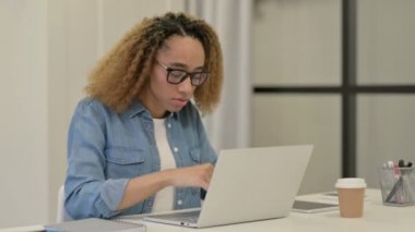 Dizüstü bilgisayarda yazarken bileği ağrıyan Afrikalı Kadın 