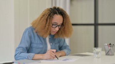 İşte Belgeleri Okuyan Afrikalı Kadın 