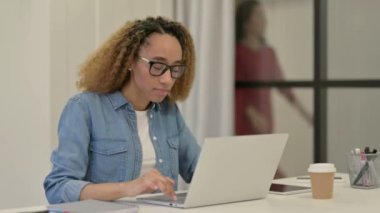 Dizüstü bilgisayarda kutlama yapan başarılı Afrikalı Kadın