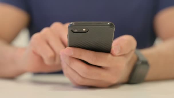 Κοντινό πλάνο των αρσενικών χεριών χρησιμοποιώντας Smartphone — Αρχείο Βίντεο