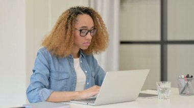 İş yerinde su içen Afrikalı Kadın