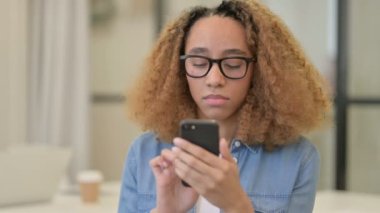 Akıllı telefon kullanan Afrikalı Kadın Portresi