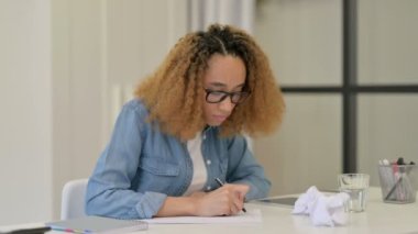 Vurgulanmış Afrikalı Kadın Kağıda Yazamıyor 