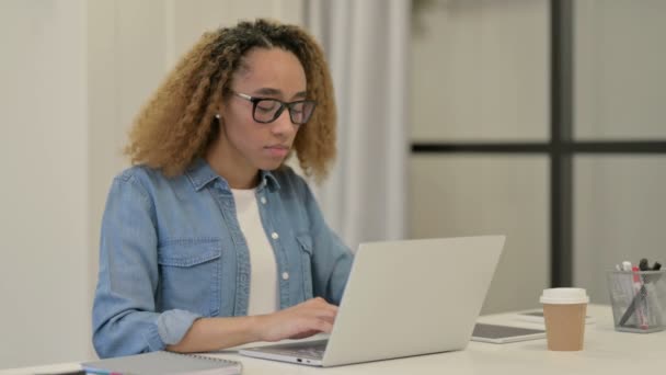 Africká žena s bolestí zad během používání notebooku — Stock video