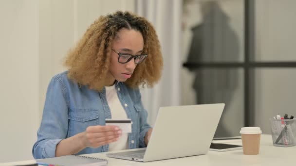Неудача при оплате покупок на ноутбуке от Африканской женщины — стоковое видео