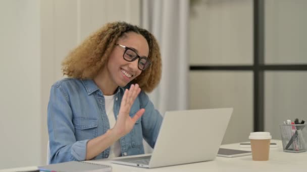 Africano donna parlando su video chiamata su computer portatile — Video Stock