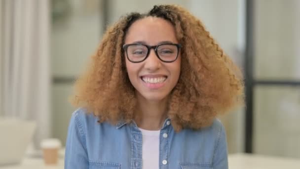 Retrato de una mujer africana hablando en video llamada en línea — Vídeos de Stock