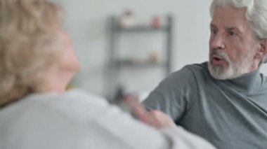 Yaşlı çiftin kavgası, evde tartışması. 