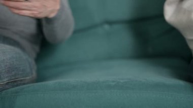 Yaşlı adamın Kafkas Kadın Eli 'ni Üstünden Geçirmesi' ne yakın çekim 