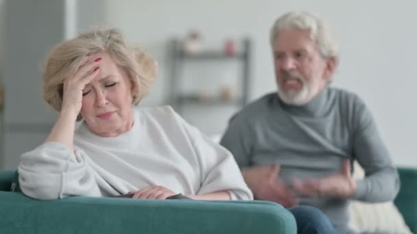 Hombre quejándose con anciana caucásica en casa, pareja — Vídeos de Stock