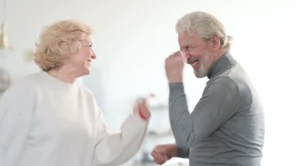 Casal velho feliz dançando juntos em casa — Vídeo de Stock