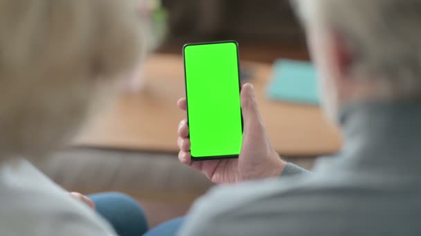 高级老夫妇使用的智能手机与绿色铬键屏幕 — 图库视频影像