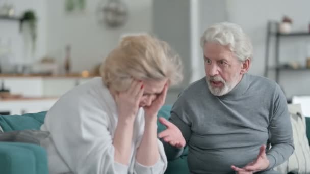 Kızgın Yaşlı Adam Kafkas Yaşlı Kadın ile Evde Kavga Ediyor, Çift — Stok video
