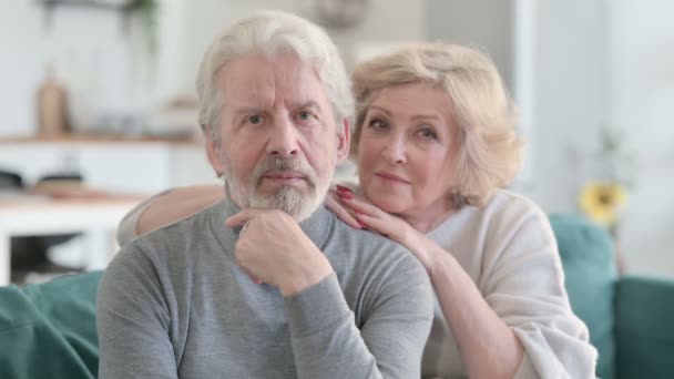 Faire place au vieux couple âgé regardant la caméra tout en étant assis sur le canapé — Video