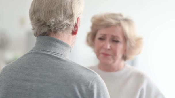 Расстроенная белая старуха обнимает партнера дома — стоковое видео