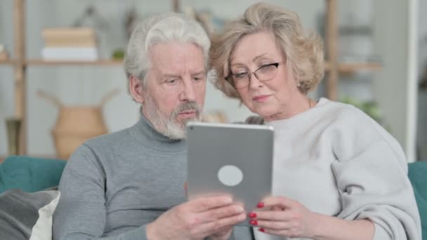 Casal velho sênior feliz usando Tablet em casa — Vídeo de Stock