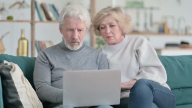 Evde dizüstü bilgisayarda 