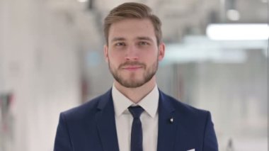 Genç işadamı alkışlıyor, alkışlıyor.