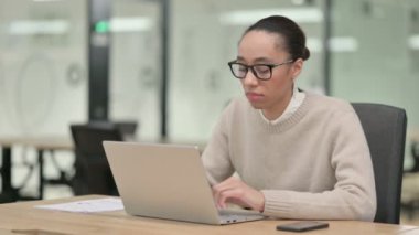 Laptop öksüren yaratıcı Afrikalı Kadın 