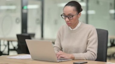 Dizüstü bilgisayarlı yaratıcı Afrikalı Kadın Başarı Kutlaması 