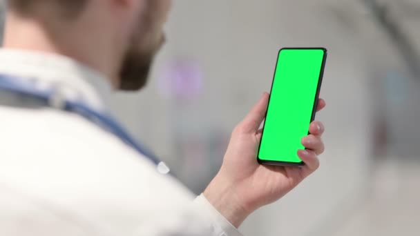 Mužský lékař pomocí Smartphone s Chroma Screen — Stock video